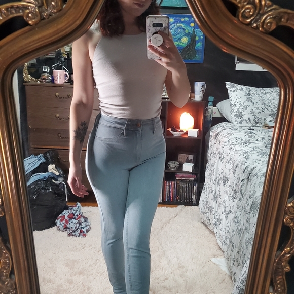 Light Wash High-Waisted Jeans - Picture 2 of 3